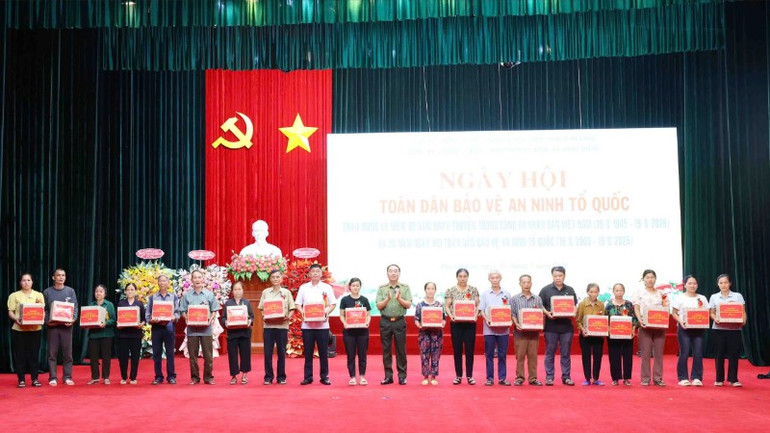 Nhân dân xã Phát Diệm nhận quà tặng trong ngày hội. gen-h-z6794383683432-85fccb794465eeac532170e601c0e97d-3282.jpg