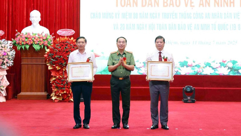 Thứ trưởng Trần Quốc Tỏ trao tặng Bằng khen của Bộ trưởng Công an cho các cá nhân có thành tích xuất sắc trong phong trào. gen-h-z6794383683377-d347c373d2419c2b94cfe749f7b4db5d-8486.jpg