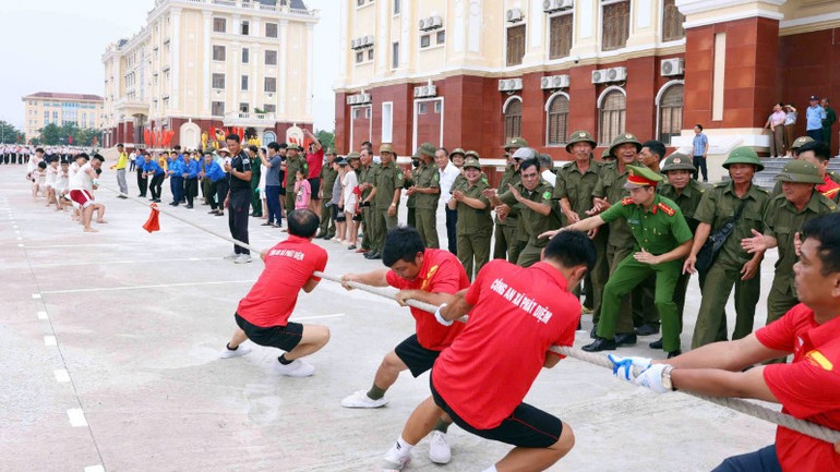 Trận chung kết kéo co giữa Công an xã và Đoàn thanh niên xã Phát Diệm trong ngày hội. gen-h-z6794383169251-26d86b51dd670e57de23ee06b831af71-7658.jpg