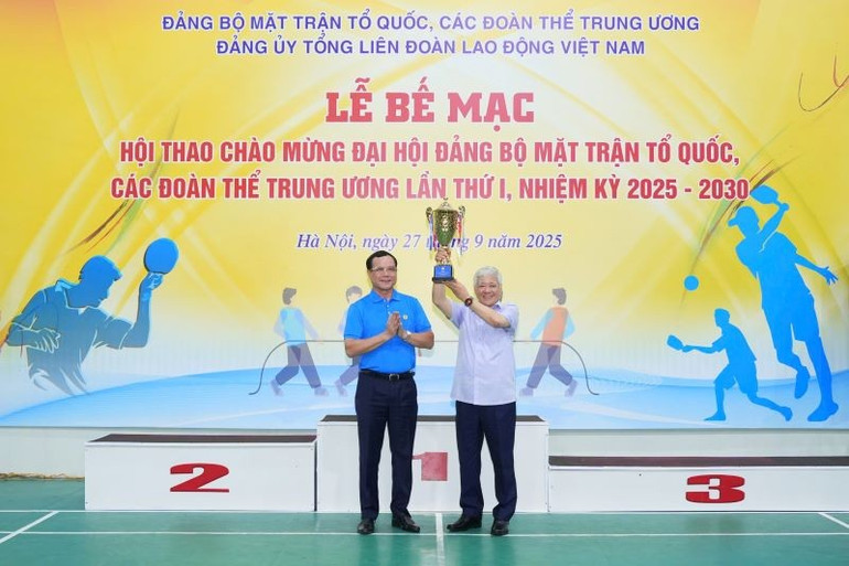 قدم الرفيق نجوين دينه كانغ جائزة خاصة للرفيق دو فان تشين. hoi-thao-02.jpg