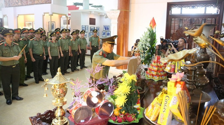 Đoàn công tác Công an Hà Nội tổ chức chương trình “Về nguồn” báo công dâng Bác tại Khu di tích Nha Công an Trung ương, xã Tân Trào, tỉnh Tuyên Quang. 494b5106-ysmv-8149.jpg
