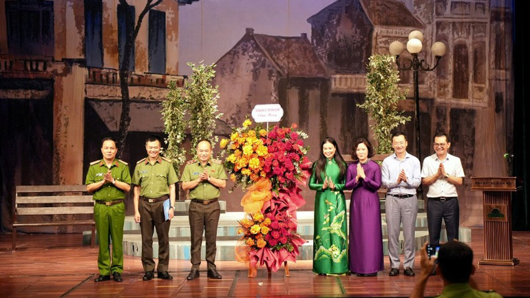 Lãnh đạo Công an thành phố Hà Nội, Sở Văn hoá và Thể thao Hà Nội chúc mừng buổi biểu diễn. gen-h-z6818654343566-3d3aafce14ea90b6c3f213fac28dc646-8901.jpg