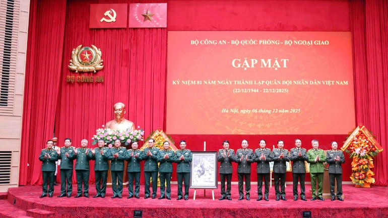 Pimpinan Kementerian Keamanan Publik mengucapkan selamat kepada Kementerian Pertahanan Nasional pada kesempatan ulang tahun ke-81 berdirinya Angkatan Darat dan ulang tahun ke-36 Hari Pertahanan Nasional. gen-h-z7299349696344-df35901d6a13782b14677687ad12fb39-2347.jpg