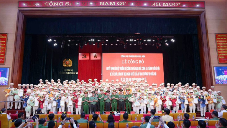 Ra mắt 126 Công an phường, xã tại Hà Nội. z6753232475474-c355a6cc162f2270988b2add44e314bf-7305.jpg
