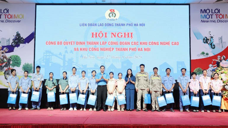 Tặng quà công nhân, lao động có hoàn cảnh khó khăn. gq1a015420250927121930-6321.jpg
