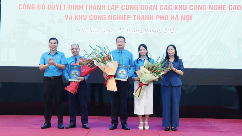 Công bố và trao quyết định thành lập công đoàn các khu công nghệ cao và khu công nghiệp thành phố Hà Nội. gq1a005220250927121839-7238.jpg