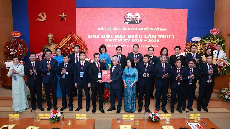 Đồng chí Đỗ Văn Chiến chúc mừng Ban Chấp hành Đảng bộ Tổng Liên đoàn Lao động Việt Nam nhiệm kỳ 2025-2030. img-2781.jpg
