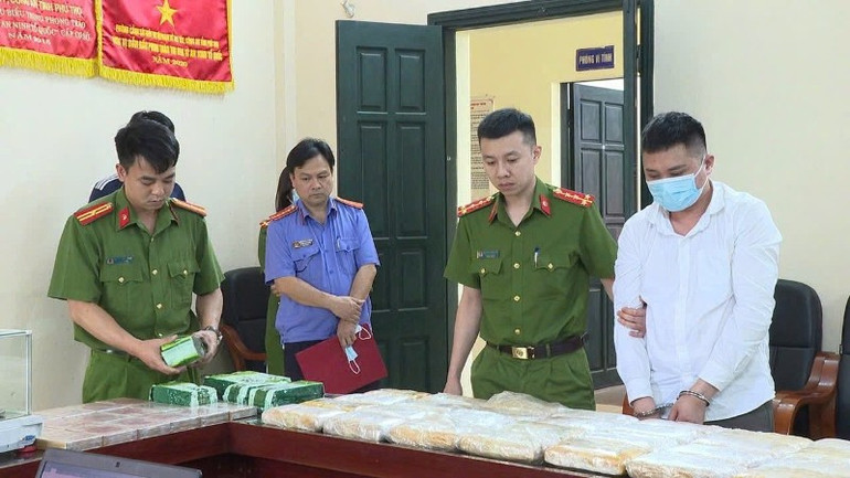 Lực lượng chức năng giám định số vật chứng thu giữ trong chuyên án ma túy liên tỉnh do đối tượng Hoàng Văn Thụ cầm đầu. ma-tuy-phu-tho-101821-5941.jpg