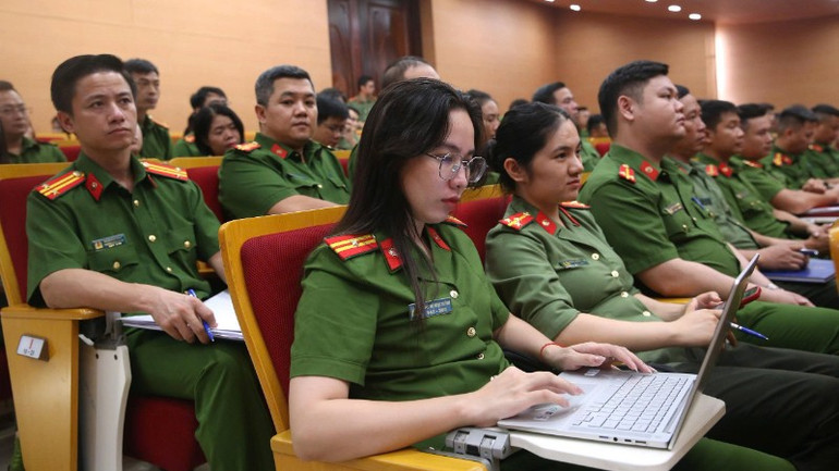 Cán bộ, chiến sĩ công an Hà Nội tham gia khóa đào tạo, bồi dưỡng kiến thức cơ bản về Kỹ năng số, Chuyển đổi số và ứng dụng trí tuệ nhân tạo. z6807031170856-e6e00de3c95ab6b1520b75db07c43064-4549.jpg