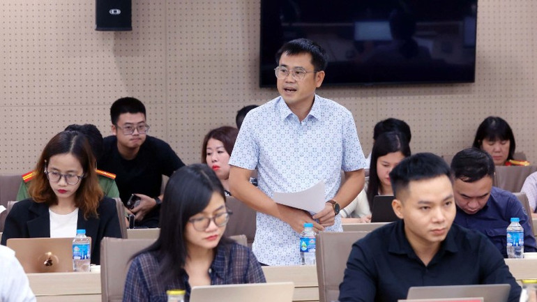 Phóng viên các cơ quan báo chí đặt câu hỏi quan tâm. gen-h-z7087221202443-b30000143a4adf53ff88fcda5975cde9-1991.jpg
