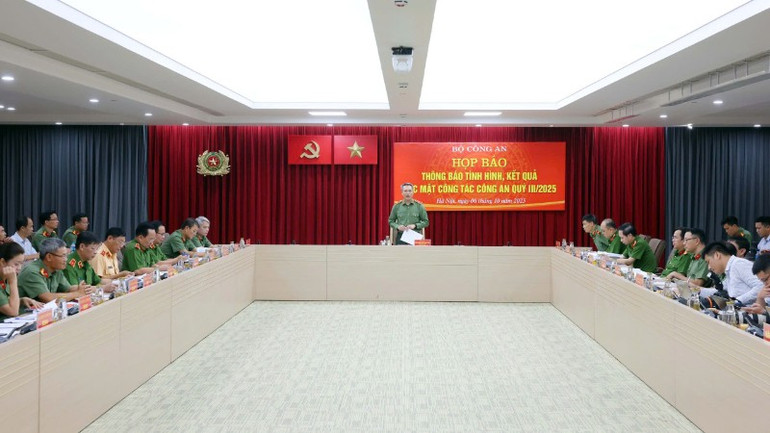 Toàn cảnh họp báo. gen-h-z7087221202442-e7150cdd382dad7f7c3d4a285fc16cef-8184.jpg