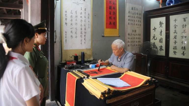 Các con xin chữ tại Văn Miếu-Quốc Tử Giám. xin-chu-1752466517817-8920.jpg