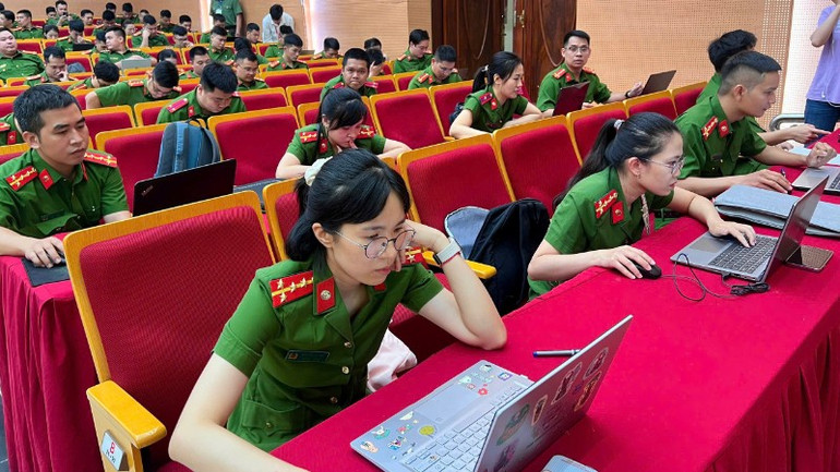 Cán bộ, chiến sĩ Công an thành phố Hà Nội tham gia khóa học đào tạo kỹ năng số, ứng dụng Al. z6683700684842-0cb55c2d4b579acd50a9676b5c2b0321-1086.jpg