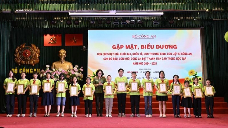 Thiếu tướng Lê Hoài Thu, Phó Cục trưởng Cục Công tác chính trị trao thưởng cho 18 cháu đạt giải A cuộc thi. trao-giai-1-5697.jpg