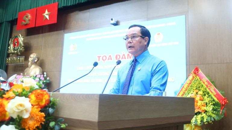 Đồng chí Nguyễn Đình Khang phát biểu đề dẫn Tọa đàm. 0b9a4630-1-864.jpg