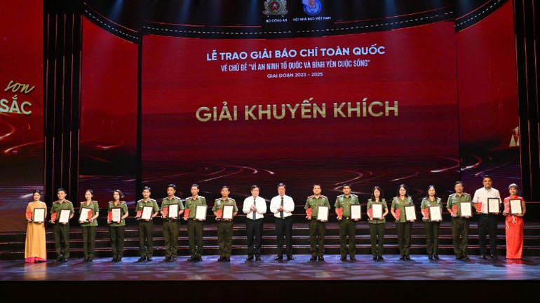 Các tác giả đoạt giải Khuyến khích. gen-h-z6904426169620-bdc6ddda968cf3fb27a083e45f8cacc5-8601.jpg