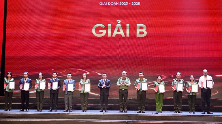 Đồng chí Lê Quốc Minh trao giải B tặng các tác giả. gen-h-z6904411212593-f6ba4dec396aeb6edab3ef46c1c4c557-6445.jpg