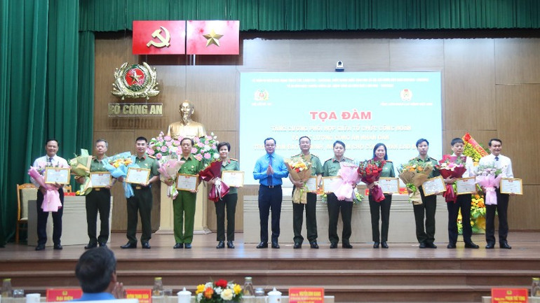 Chủ tịch Nguyễn Đình Khang trao Kỷ niệm chương “Vì sự nghiệp xây dựng tổ chức Công đoàn”. 0b9a4700-5550.jpg