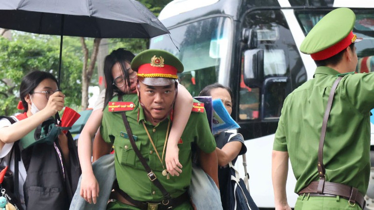 Công an phường Sơn Tây hỗ trợ người dân bị ngất khi chờ xem tổng hợp luyện. gen-o-z6939704954631-bbc9353e8819f6eeb88b7c403539bf1d-7819.jpg
