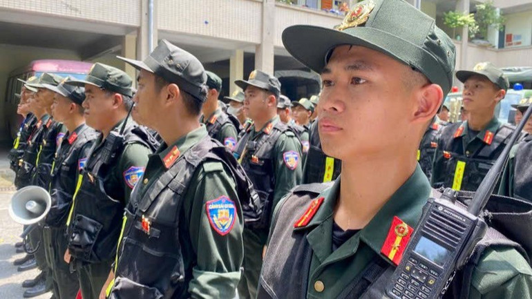 Niềm tự hào toát lên từng khuôn mặt. gen-n-z6939775312136-abd45c3b76bb7b8cfc5eb0fe2646d0d6-4846.jpg