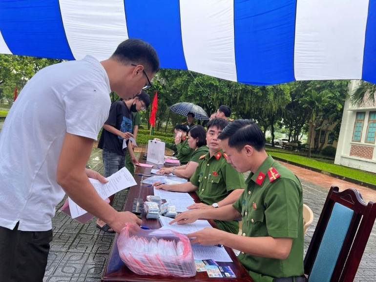 Những người được đặc xá nhận thủ tục, giấy tờ trước khi ra về. z6966742139103-1146f7ccf3ce56df45d157ad7c609be0-3200.jpg