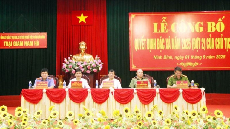 Đoàn Chủ tịch. doan-chu-tich-dieu-hanh-le-cong-bo-quyet-dinh-dac-xa-nam-2025-dot-2-cua-chu-tich-nuoc-1-7394.jpg
