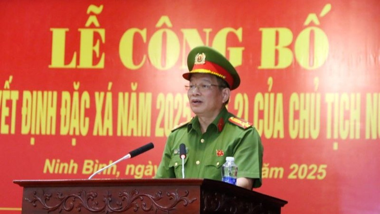 Thượng tá Đặng Thành Chiêm, Phó Giám thị Trại giam Nam Hà phát động phong trào thi đua. 6-4273.jpg