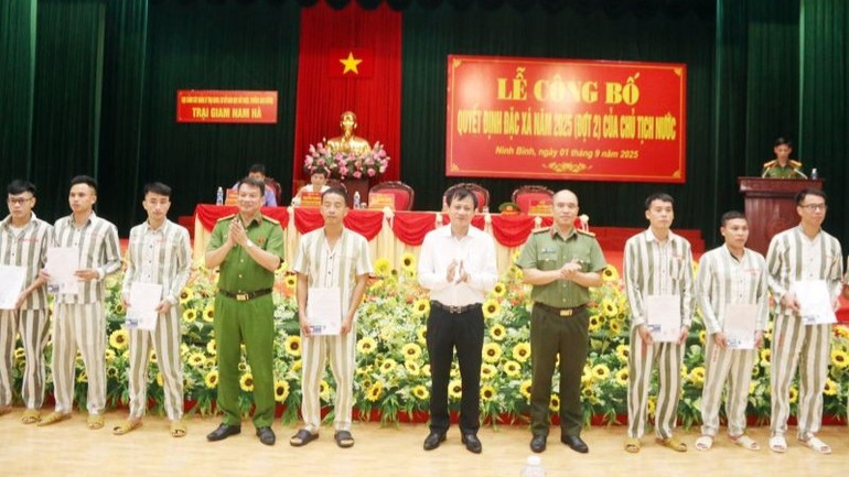 Trao quyết định đặc xá cho đại diện những người được đặc xá tại Trại giam Nam Hà. 4-3941.jpg