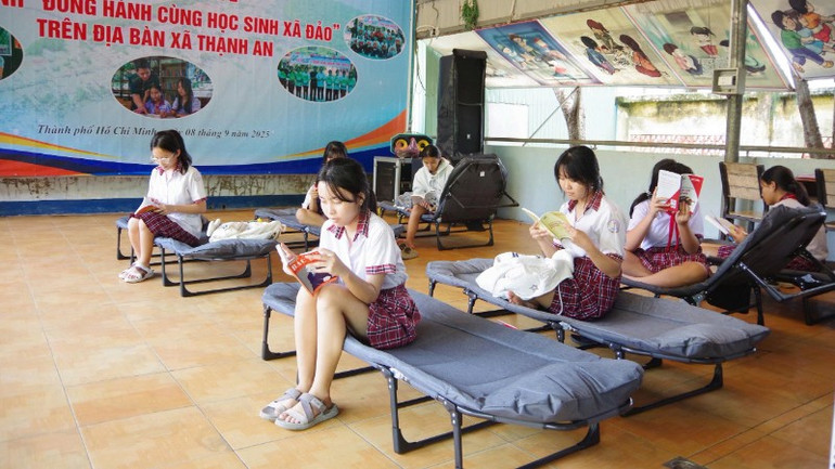 Giường xếp, dụng cụ học tập tạo điều kiện để các em học tập, rèn luyện. 2-3091.jpg
