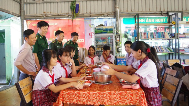 Bữa ăn ấm lòng học sinh và phụ huynh xã đảo. 1-5205-2788.jpg