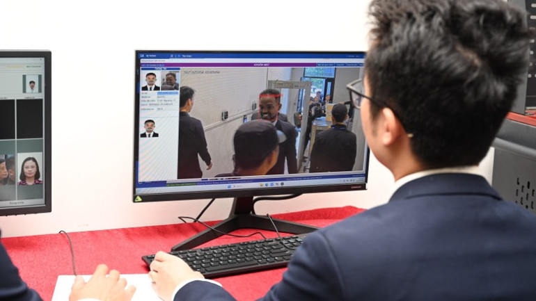 Triển khai ứng dụng công nghệ AI nhận diện khuôn mặt tích hợp hệ thống quản lý kiểm soát, thẻ phù hiệu đại biểu dự và lực lượng phục vụ Lễ mở ký Công ước Hà Nội. photo-library-20251025130047-2a8da005-4cb8-4674-8889-3cd26ce3b083-nth-5976-1076.jpg