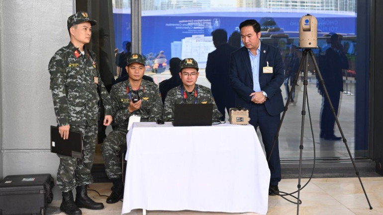Lực lượng Đặc nhiệm triển khai phương tiện kiểm soát các điểm cao tại khu vực tòa nhà Trung tâm Hội nghị quốc gia. 3-8168.jpg