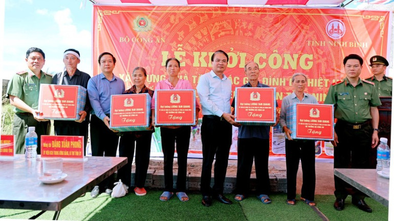Các hộ gia đình bị thiệt hại do thiên tai nhận quà của Đại tướng Lương Tam Quang và Bí thư Tỉnh ủy Đặng Xuân Phong. photo-library-20251002141149-b4a6aa61-625b-41fe-be0d-391a71325223-7-57-3206.jpg