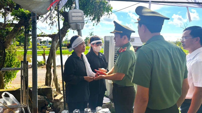 Đoàn công tác Bộ Công an thăm hỏi, động viên, chuyển lời chia buồn của Bộ trưởng Công an tới các gia đình có người bị tử vong do bão. photo-library-20251002141951-4fe70397-e723-429f-9543-6179c6779316-684d1e73cd8b47d51e9a-6544.jpg