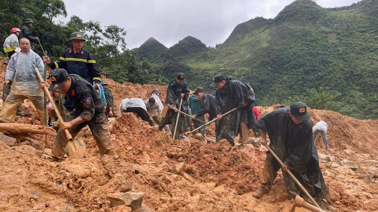 Nhiều đoạn đường sạt lở, ngập lụt nguy hiểm tại địa bàn tỉnh Tuyên Quang. z7069426680643-6e17b8d4aaff1dfb72ff8db383af3790-9508-156.jpg