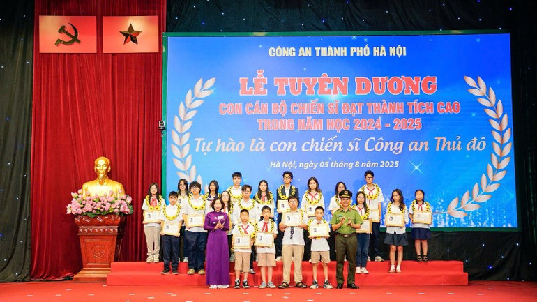Lãnh đạo thành phố Hà Nội và lãnh đạo Công an thành phố trao thưởng cho các học sinh đạt thành tích xuất sắc trong năm học 2024-2025. z6875029413939-21e5bacd9d88775bcf2072074ec634b8-1886.jpg