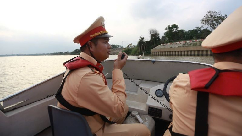 Cảnh sát giao thông đường thủy tăng cường tuần tra, nhắc nhở người dân trên tuyến sông Hồng. 15-9838.jpg