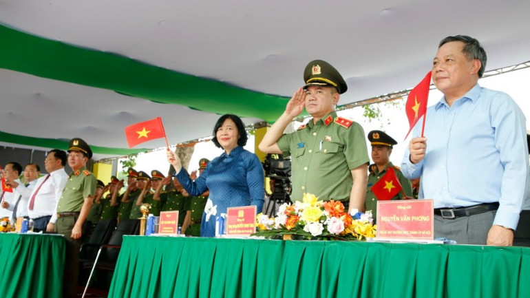 Đồng chí Bùi Thị Minh Hoài, Bí thư thành ủy Hà Nội dự ngày hội. z6891687310074-a7e49d609e51160071870e77a5019419-1069.jpg