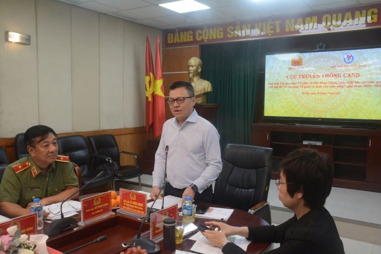 Đồng chí Lê Quốc Minh phát biểu tại cuộc họp. z6852768609936-737714a7c5592019272dd0f7a0b5adce.jpg