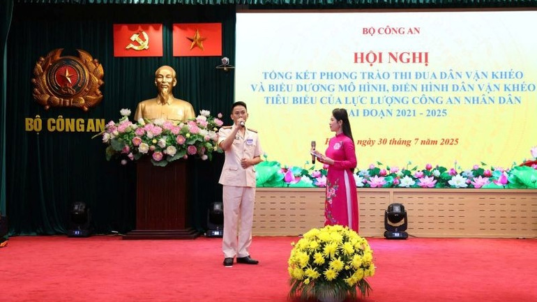 Giao lưu với các điển hình tiêu biểu. z6855185676924-c9a2b9af6fc4cc80ae050a0b84997a57-4519.jpg