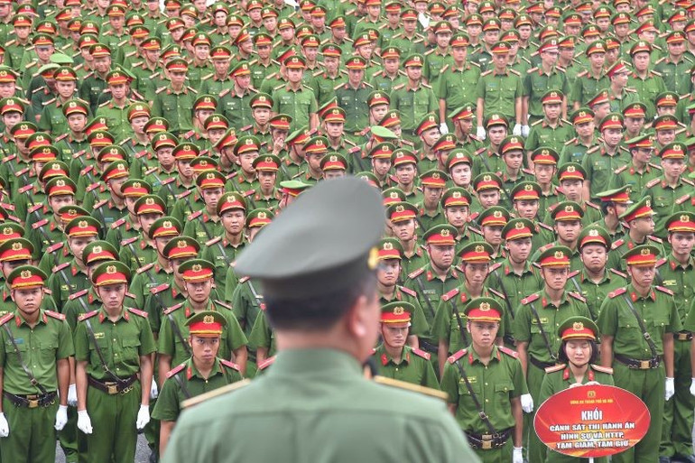 Giám đốc Công an thành phố Hà Nội, Trung tướng Nguyễn Thanh Tùng trực tiếp chỉ đạo tại hợp luyện. gen-h-z6842602568968-c91345ce884f13cb3ed9f330a8caae6e.jpg