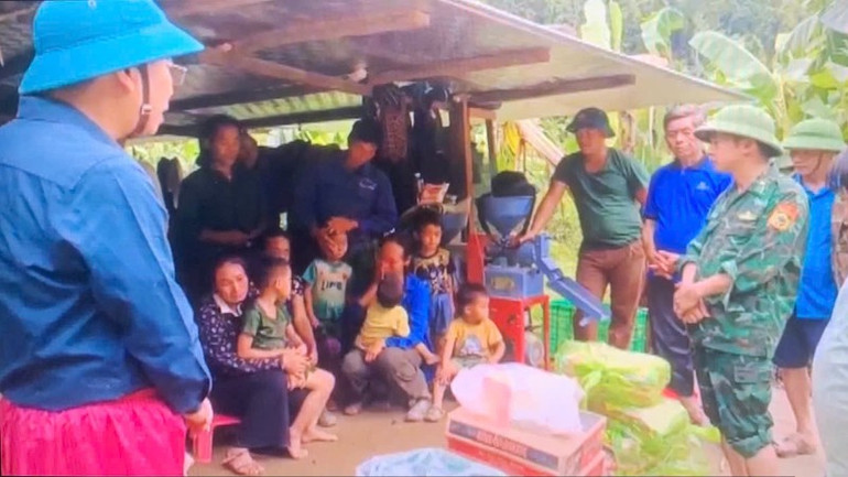 Vượt rừng tiếp cận, kịp thời hỗ trợ gạo, mì tôm, lương khô, thuốc men để giúp bà con thôn Nhôn Mai tạm ổn định sinh hoạt. gen-h-z6842926026329-e4c0b3a585e35f895bdcc044e9535516-5610.jpg