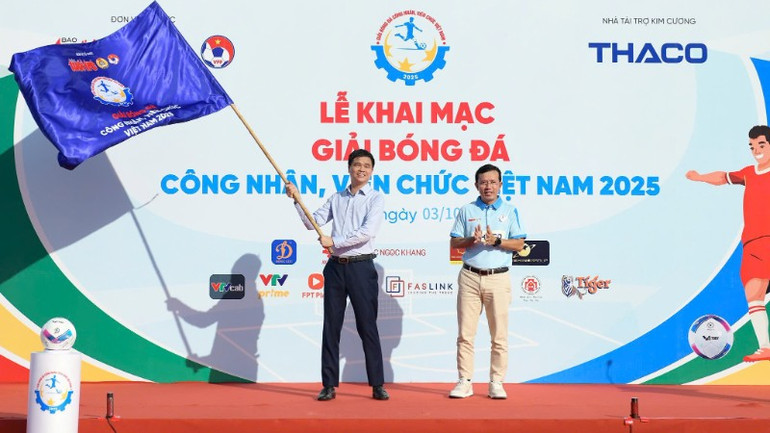 Phó chủ tịch Tổng liên đoàn Lao động Việt Nam Ngọ Duy Hiểu phất cờ khai mạc giải. 3-8863.jpg