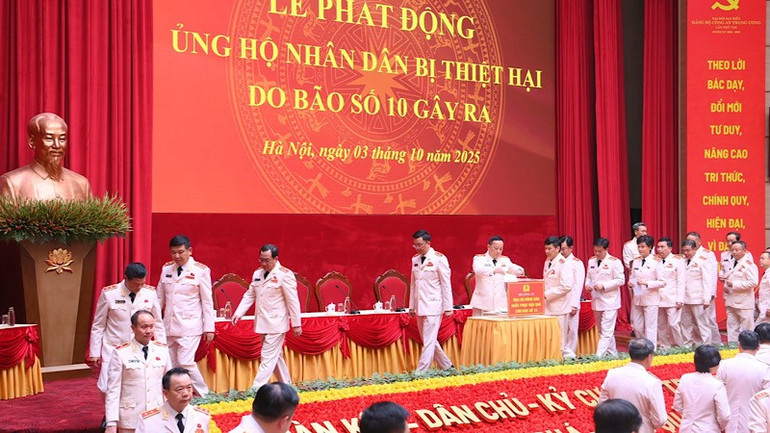 Các đại biểu ủng hộ nhân dân bị thiệt hại do bão số 10 gây ra. img-4278.jpg