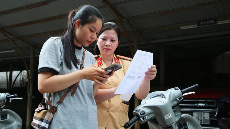 Người dân được lựa chọn đăng ký xe tại Phòng Cảnh sát giao thông hoặc Công an xã. 2-5939-9417.jpg