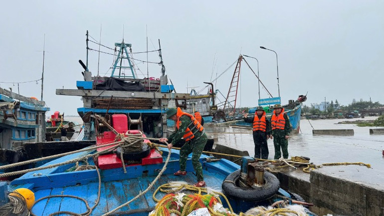 Cán bộ, chiến sĩ Hải đoàn Biên phòng 38 trực phòng, chống bão tại khu vực vịnh Tùng Tràng. gen-h-z6827046957738-9cd5765bc56dbfb1929f21960bcb41ba-2844.jpg