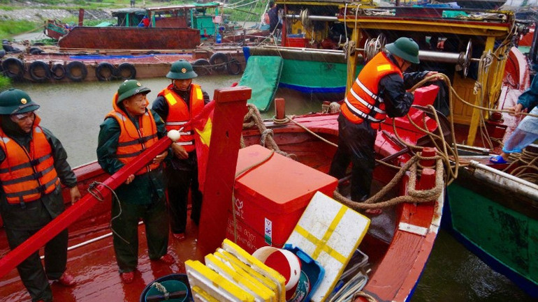 Chằng buộc tàu bè, thu dọn ngư lưới cụ giúp ngư dân. gen-h-z6827046953594-14e0b1ea1220d6ffc66cbd56475c5538-7322.jpg