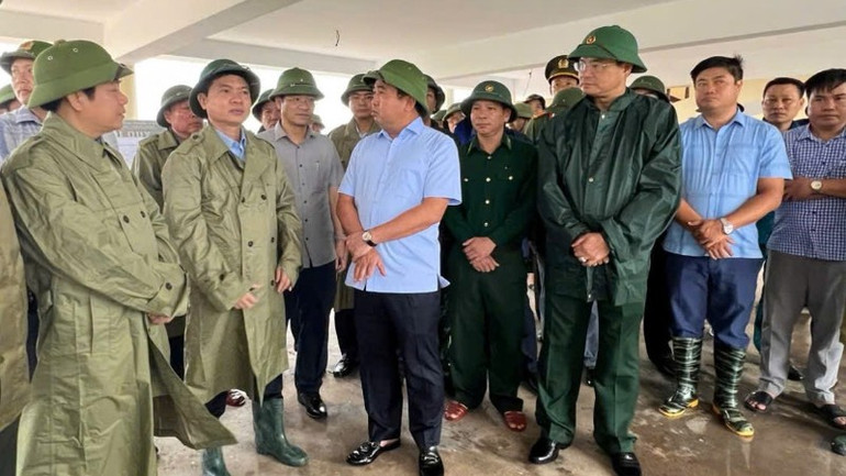 Quyền Bộ trưởng Nông nghiệp và Môi trường Trần Đức Thắng cùng các lãnh đạo tỉnh Ninh Bình kiểm tra công tác sẵn sàng phòng chống cơn bão số 3 của các đơn vị Bộ đội biên phòng. gen-n-z6827047521312-85ed336dcf2fd9b318f8eae42a828647-4026.jpg