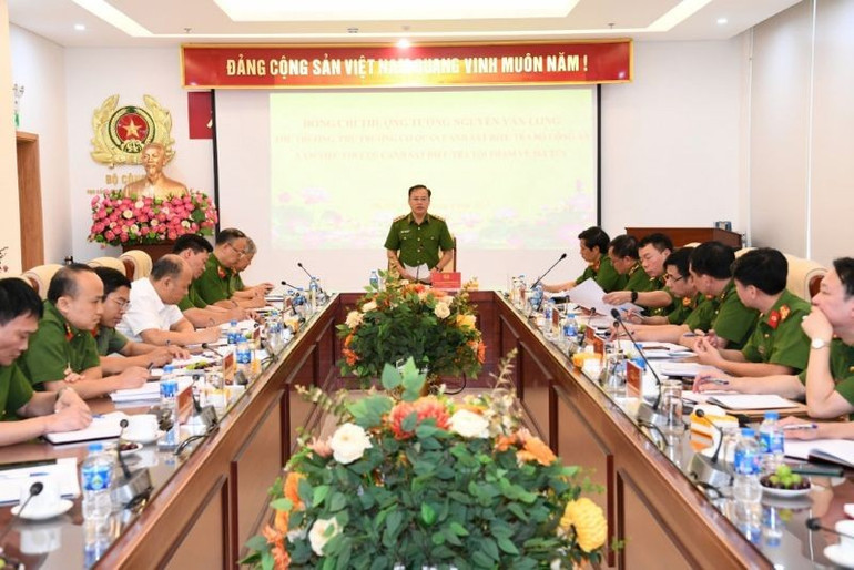 Thứ trưởng Công an Nguyễn Văn Long làm việc với C04. z6715456074689-c33195b7d8b248506a91e9908fa31fe620250618084139.jpg