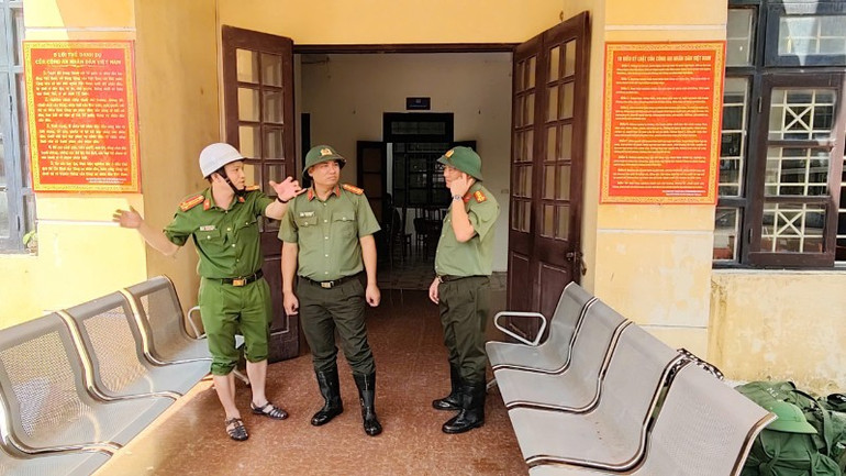 Đại tá Nguyễn Tiến Đạt trực tiếp kiểm tra, chỉ đạo công tác ứng phó, khắc phục hậu quả mưa lũ. z7101361402544-41d737dbfcf963eb9dc28adf691ffb33-1332.jpg
